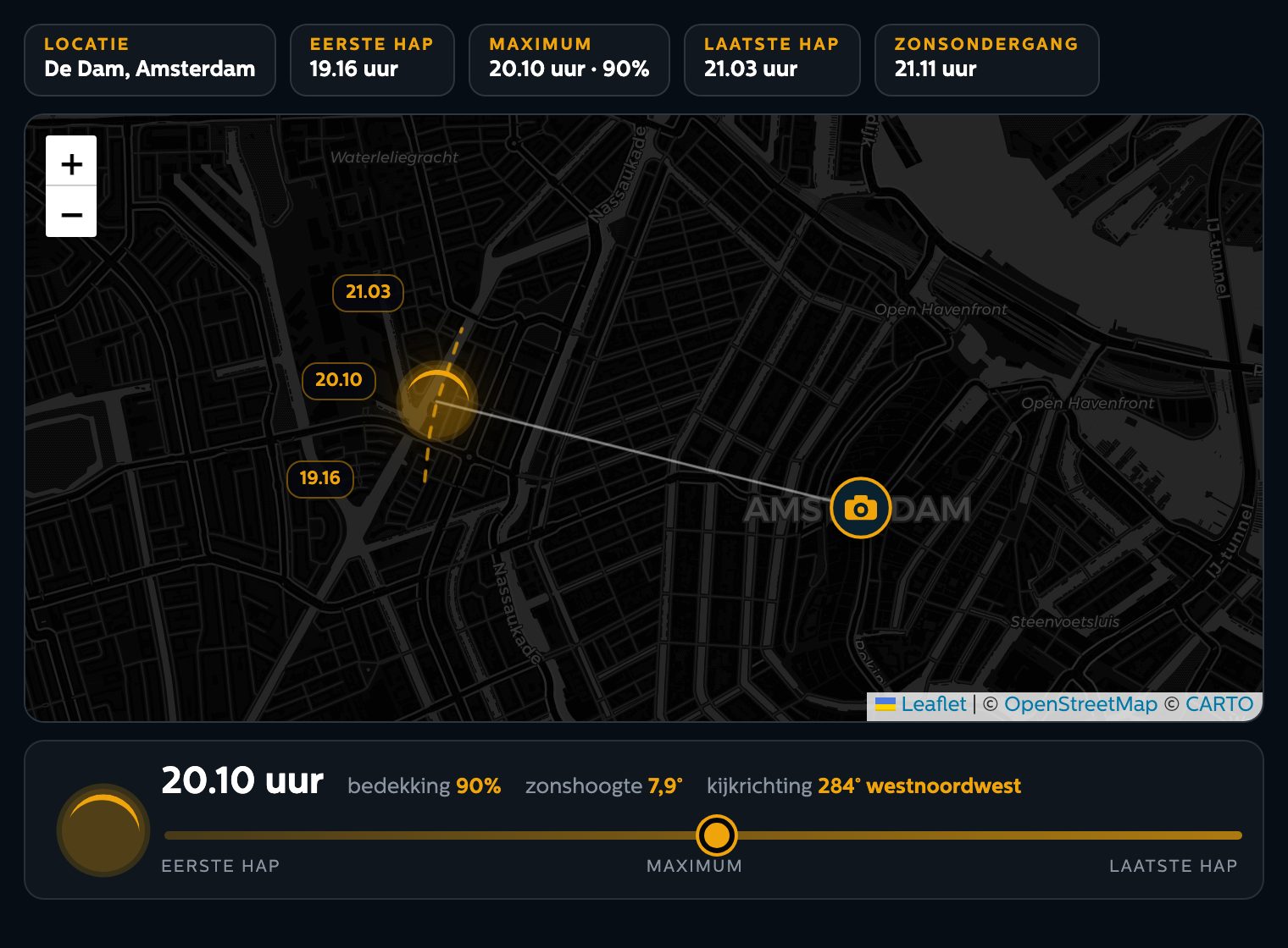 De Zonsverduisteringsplanner: kaart van Amsterdam met de baan van de zon en de tijdslider